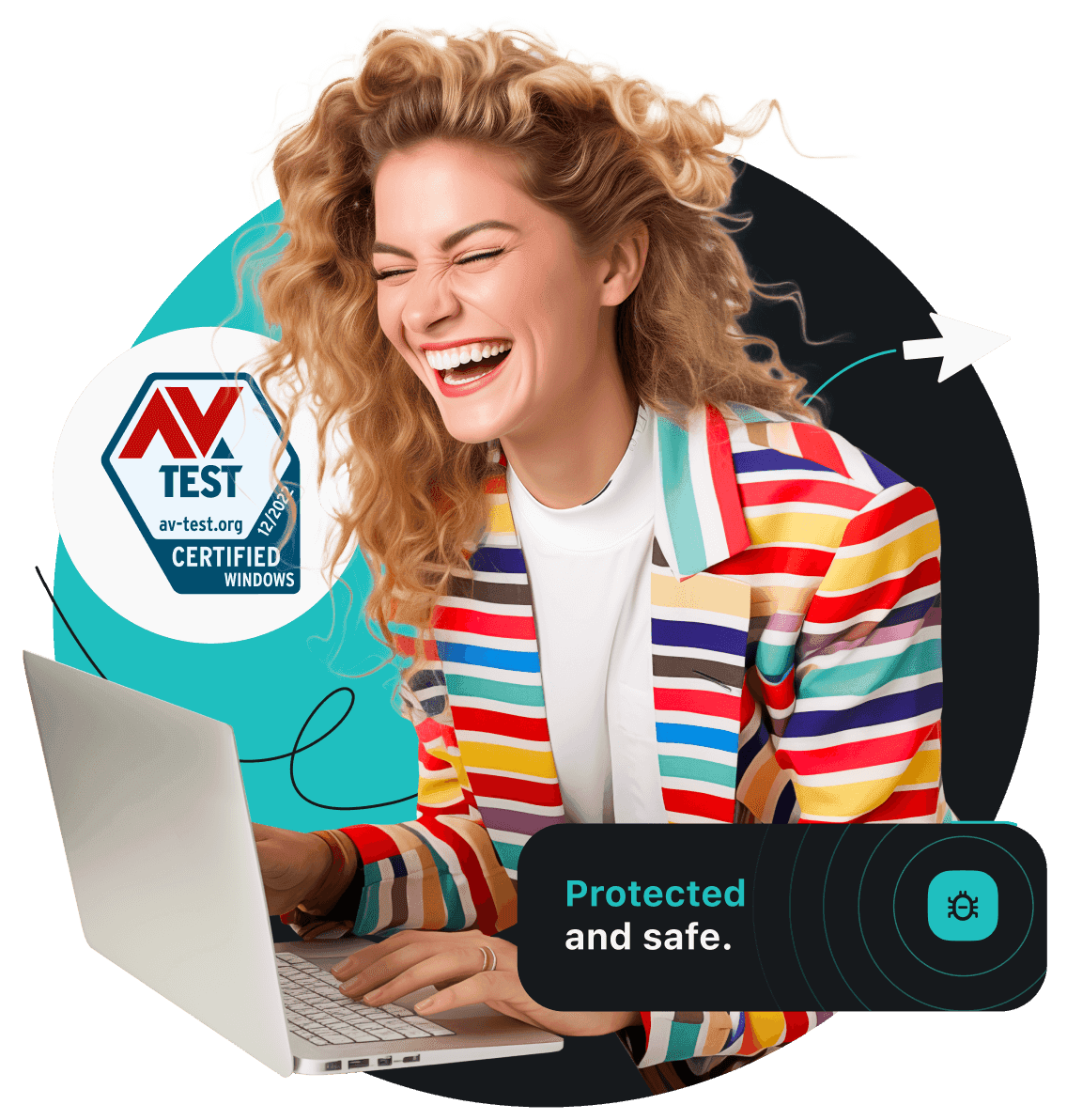 Een lachende vrouw in een kleurrijk gestreepte jas is aan het surfen op haar laptop. Aan haar linkerkant zie je een badge van de certificering voor de AV-test.