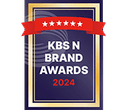 흰색과 빨간색으로 KBS N Brand Awards 2024라고 적힌 단어가 있는 파란색 직사각형 배지