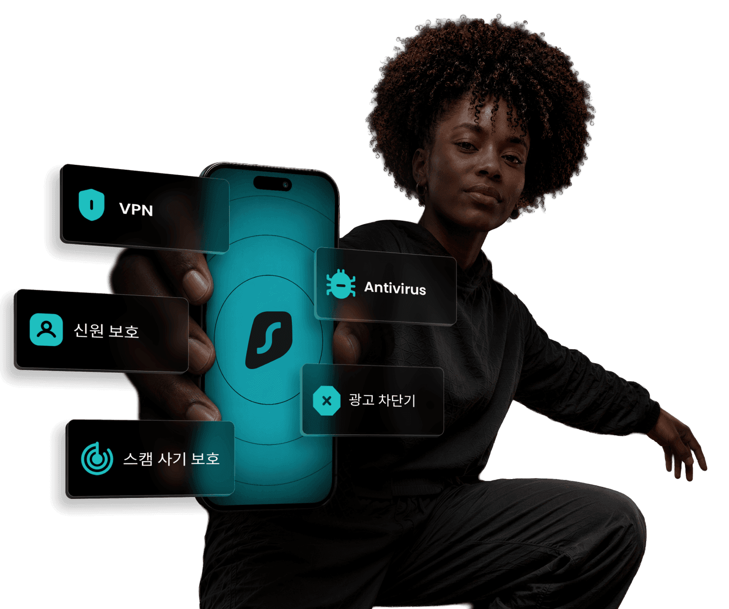 Surfshark 앱이 열린 스마트폰을 들고 있는 손이며, 배경에는 앱 인터페이스가 있습니다.