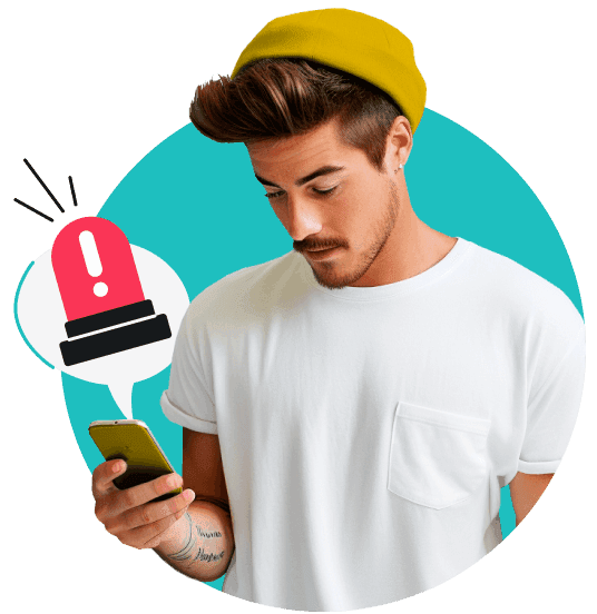 Un hombre con un gorro amarillo y un teléfono en la mano. Un globo de diálogo con una luz policial roja sale de su teléfono.
