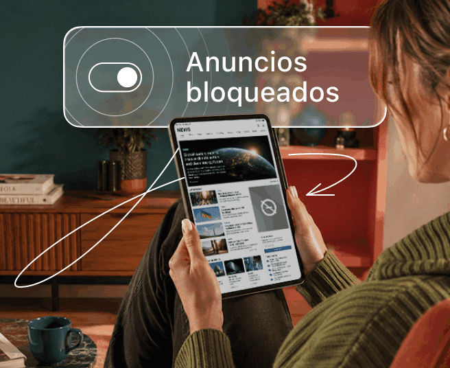 Una persona sostiene una tablet con una superposición digital que muestra un interruptor y el texto «Anuncios bloqueados».