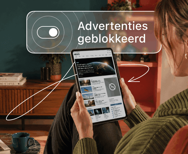 Een persoon houdt een tablet vast met een overlay die een schakelaar en de tekst 'Advertenties geblokkeerd' weergeeft.