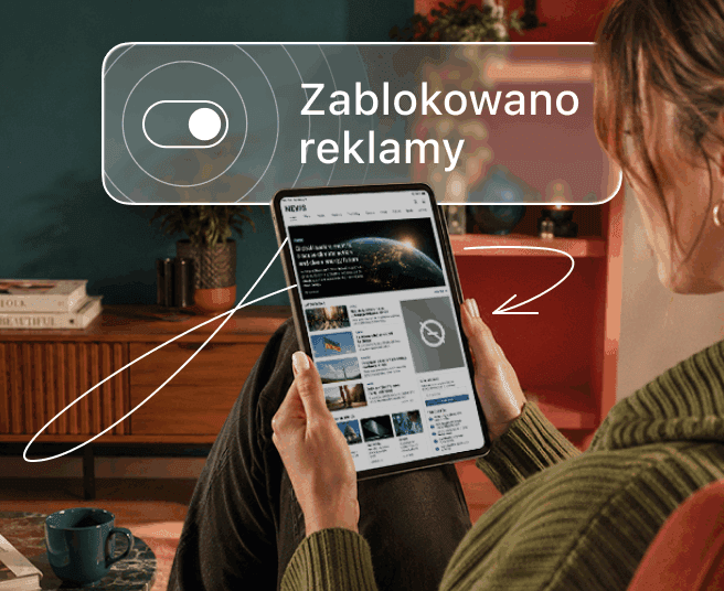 Osoba trzymająca tablet z nakładką, na której wyświetla się przełącznik i tekst „Zablokowano reklamy”.