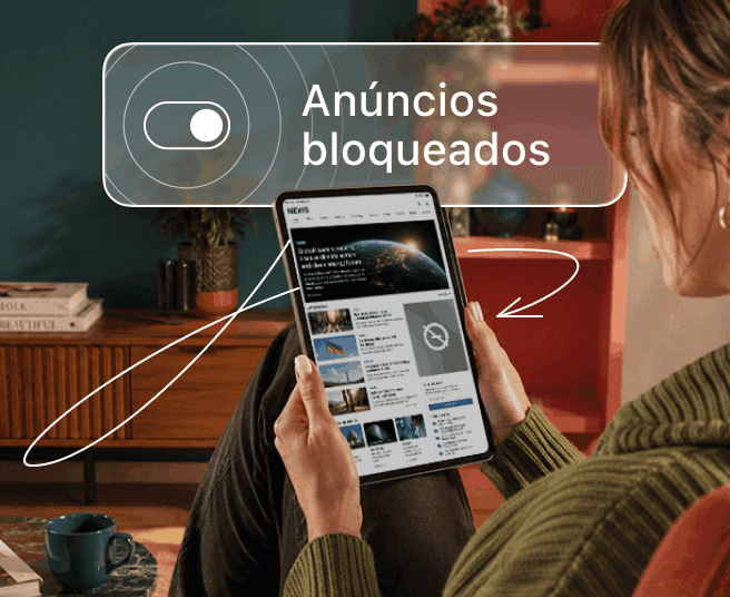 Pessoa com um tablet na mão e uma sobreposição mostrando um botão de ativação e o texto Anúncios bloqueados.