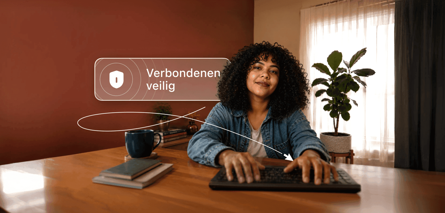 Een persoon met krullend haar typt op een laptop aan een bureau met een tekstballon erboven met de tekst Verbonden en veilig.