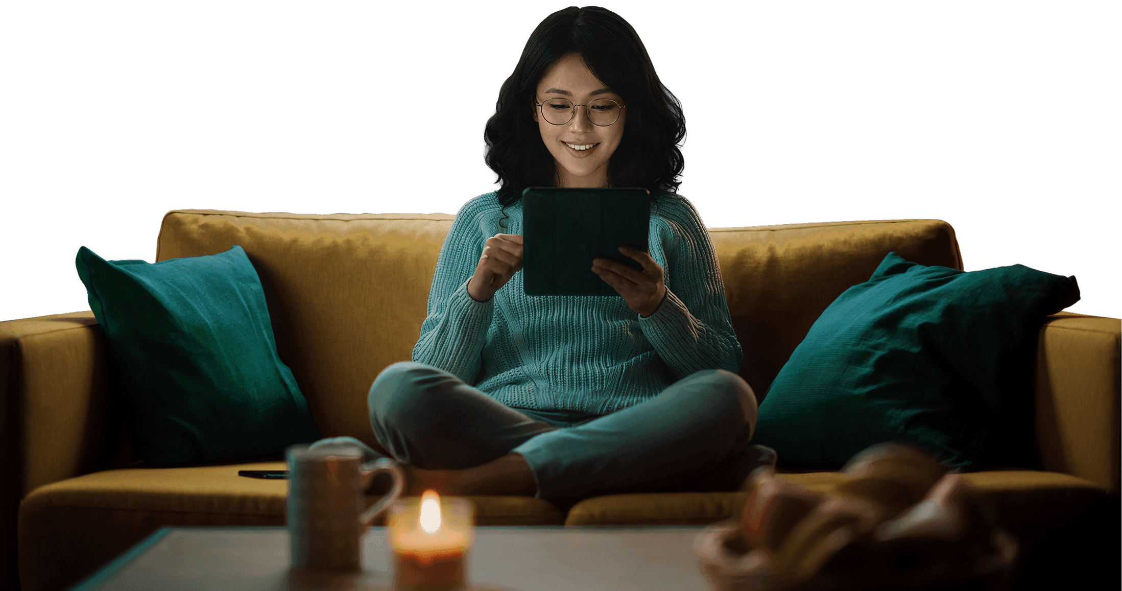 眼鏡をかけた笑顔の女性がタブレットを見下ろしている