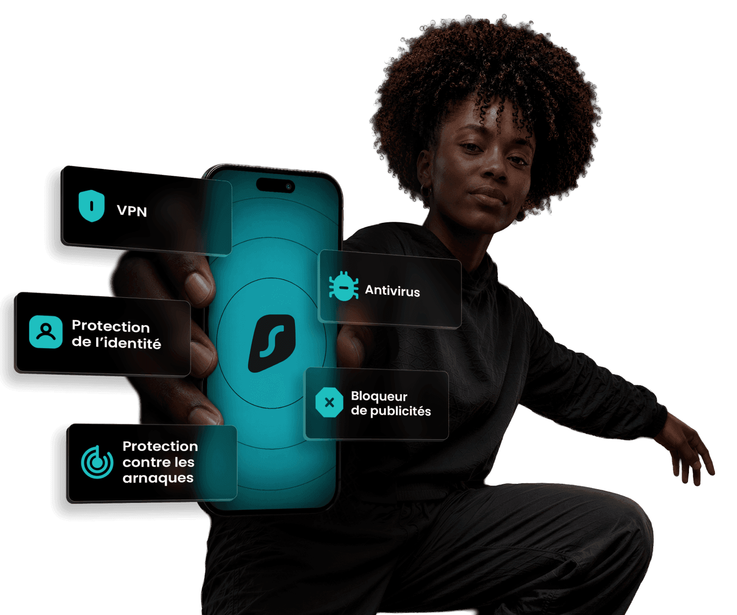 Une main tenant un téléphone avec l’application Surfshark ouverte et l’interface en arrière-plan.