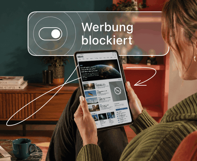 Eine Person hält ein Tablet mit einem Overlay, das einen Kippschalter und den Text „Werbung blockiert“ anzeigt.