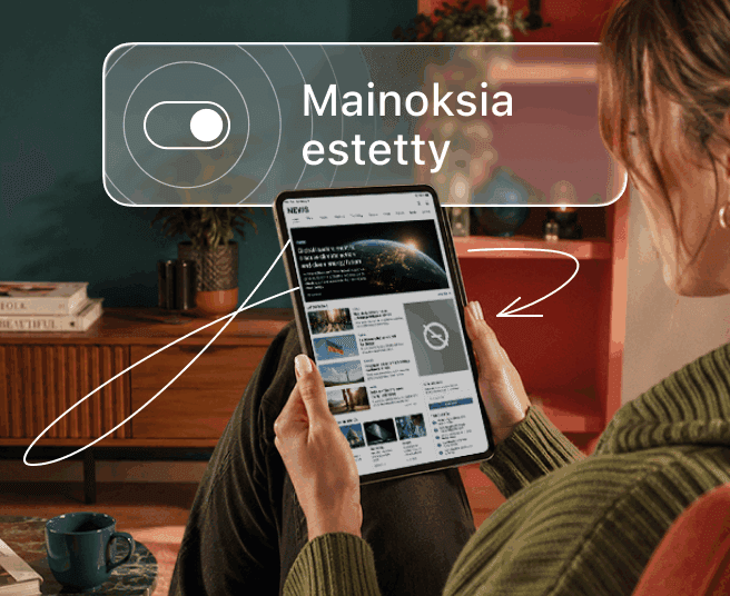 Henkilö pitelee tablettia, peittokuvassa näkyy vaihtokytkin ja teksti "Ads blocked".