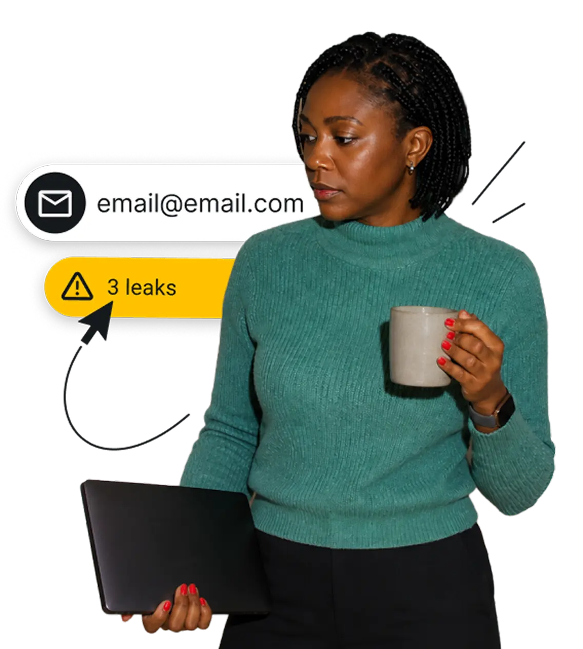 Una mujer vestida con un jersey verde con una taza y un portátil con una dirección de correo electrónico que muestra un aviso de tres filtraciones.