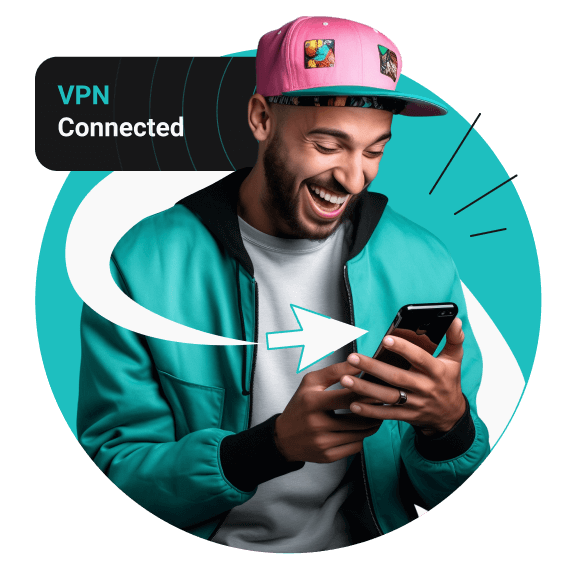 Um homem sorridente segurando um smartphone em suas mãos com uma caixa de texto ao lado dele dizendo "VPN Conectado".