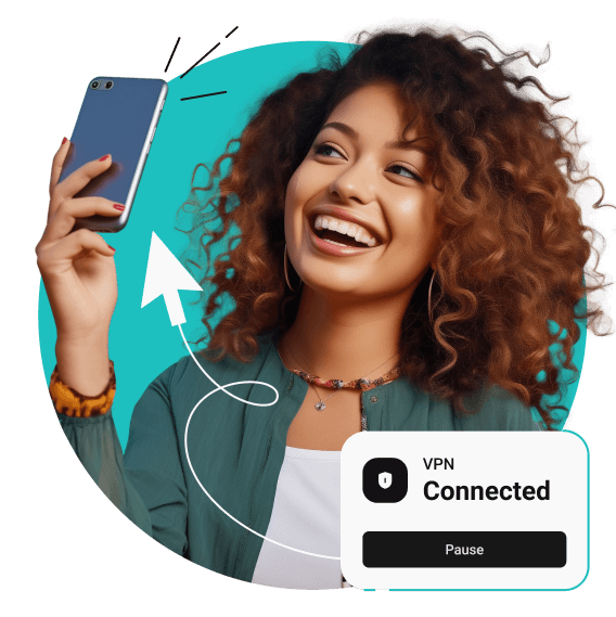 Женщина с кудрявыми волосами улыбается своему телефону с табличкой "VPN подключен" на переднем плане.
