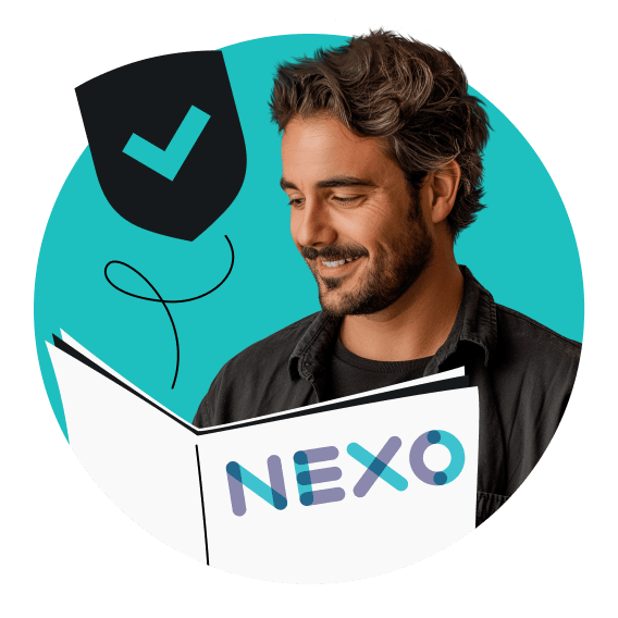 Um homem sorridente em pé ao lado de um escudo e olhando para um livro que tem NEXO escrito na capa.