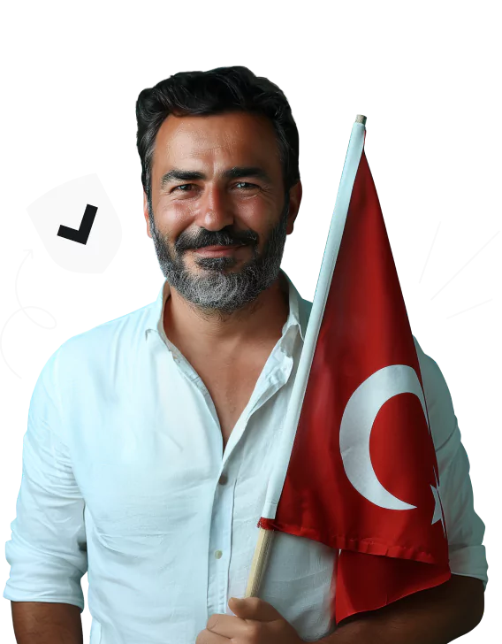 Un homme souriant tenant un drapeau de la Turquie et un bouclier avec une coche à côté de lui.