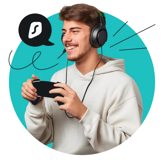 Ein lächelnder Mann mit Kopfhörern hält einen Spielcontroller, und eine Sprechblase mit dem Surfshark-Logo zu seiner Linken.