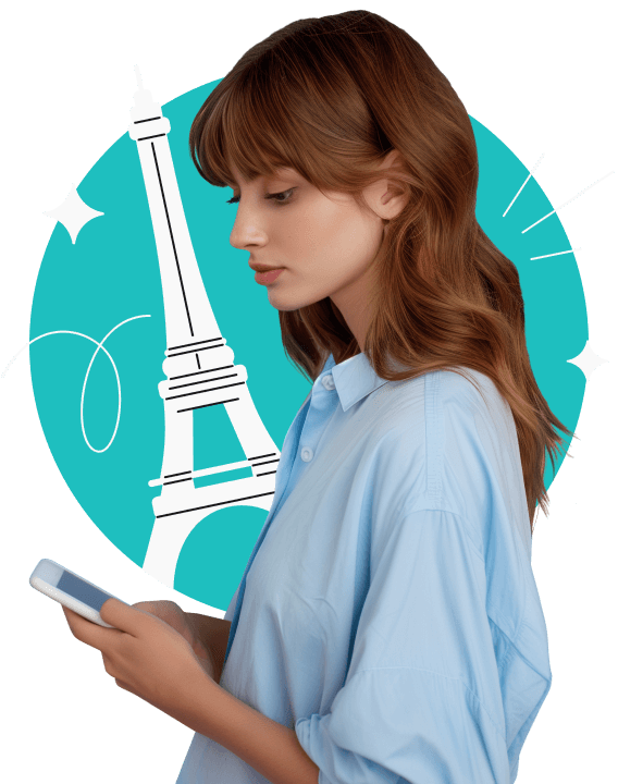 Une femme regardant un téléphone dans sa main avec la tour Eiffel derrière elle.