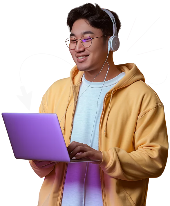 Um homem sorrindo e usando óculos, um moletom com capuz amarelo e headphones brancos, segurando um notebook magenta e digitando nele.