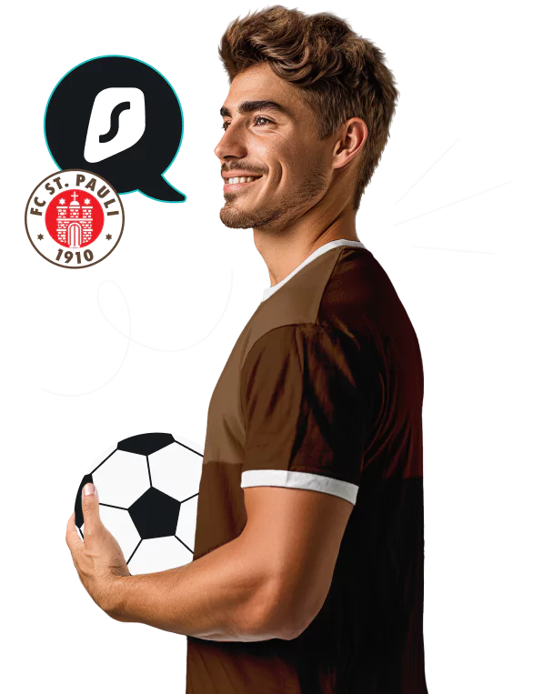 Ein junger Mann in einem braunen Trikot, der einen Fußball mit dem Wappen des FC St. Pauli und einem Surfshark-Logo neben seinem Gesicht hält.