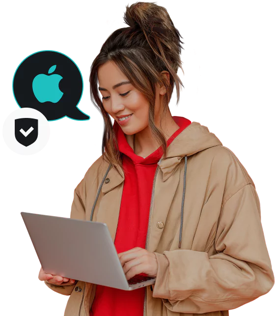 Una donna sorridente con in mano un portatile. Un fumetto con il logo Apple e uno scudo con un segno di spunta accanto a lei.