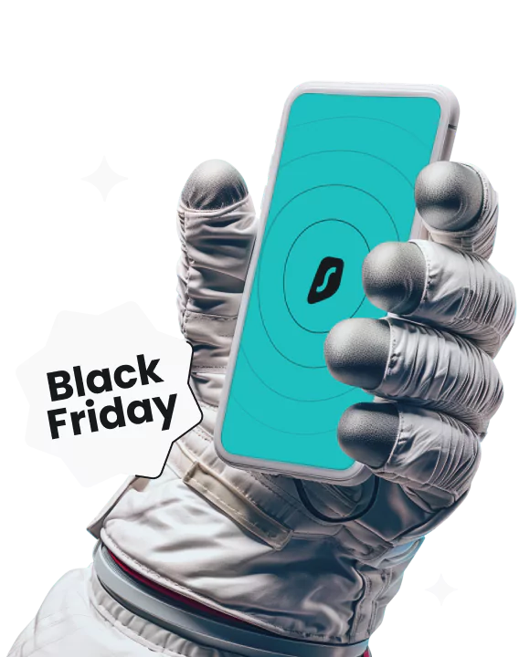 Uma mão em um traje de astronauta segurando um smartphone com logotipo da Surfshark ao lado de um emblema branco com o texto Black Friday.