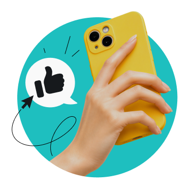 Mano sosteniendo un teléfono inteligente amarillo con un ícono de pulgar hacia arriba en un globo de diálogo