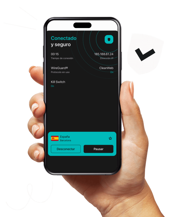 Una mano sosteniendo un smartphone con la aplicación Surfshark VPN abierta conectada a un servidor de Londres, Reino Unido, mostrando las cifras de uso de datos.