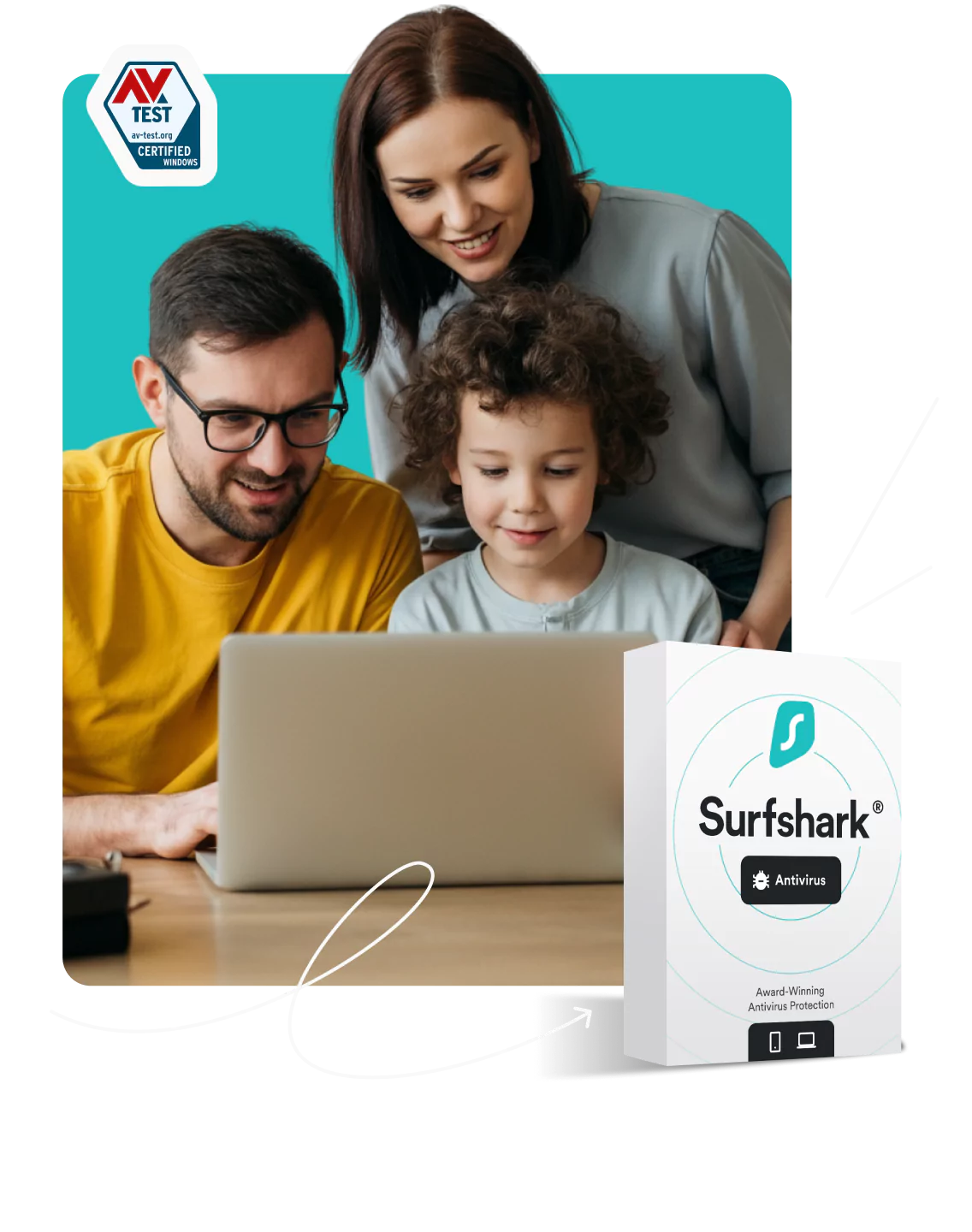 Kolmihenkinen hymyilevä perhe katsoo kannettavaa, jonka vieressä on Surfshark Antivirus -tuotepakkaus yläpuolellaan AV Test -sertifiointimerkintä.