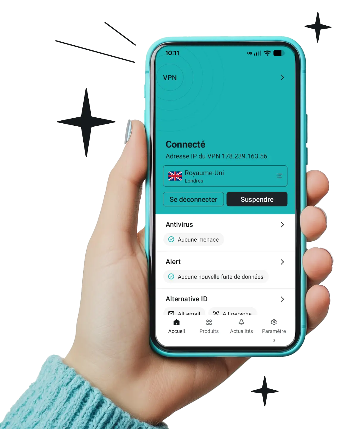 Une main tenant un téléphone affichant l’application Surfshark VPN connectée au Royaume-Uni, avec l’état d’Antivirus et d’Alert affichés.
