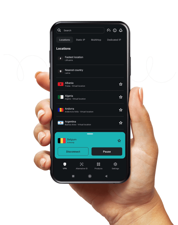 Een hand houdt een smartphone vast die een lijst met VPN-locaties weergeeft, met een witte kronkel op de achtergrond.