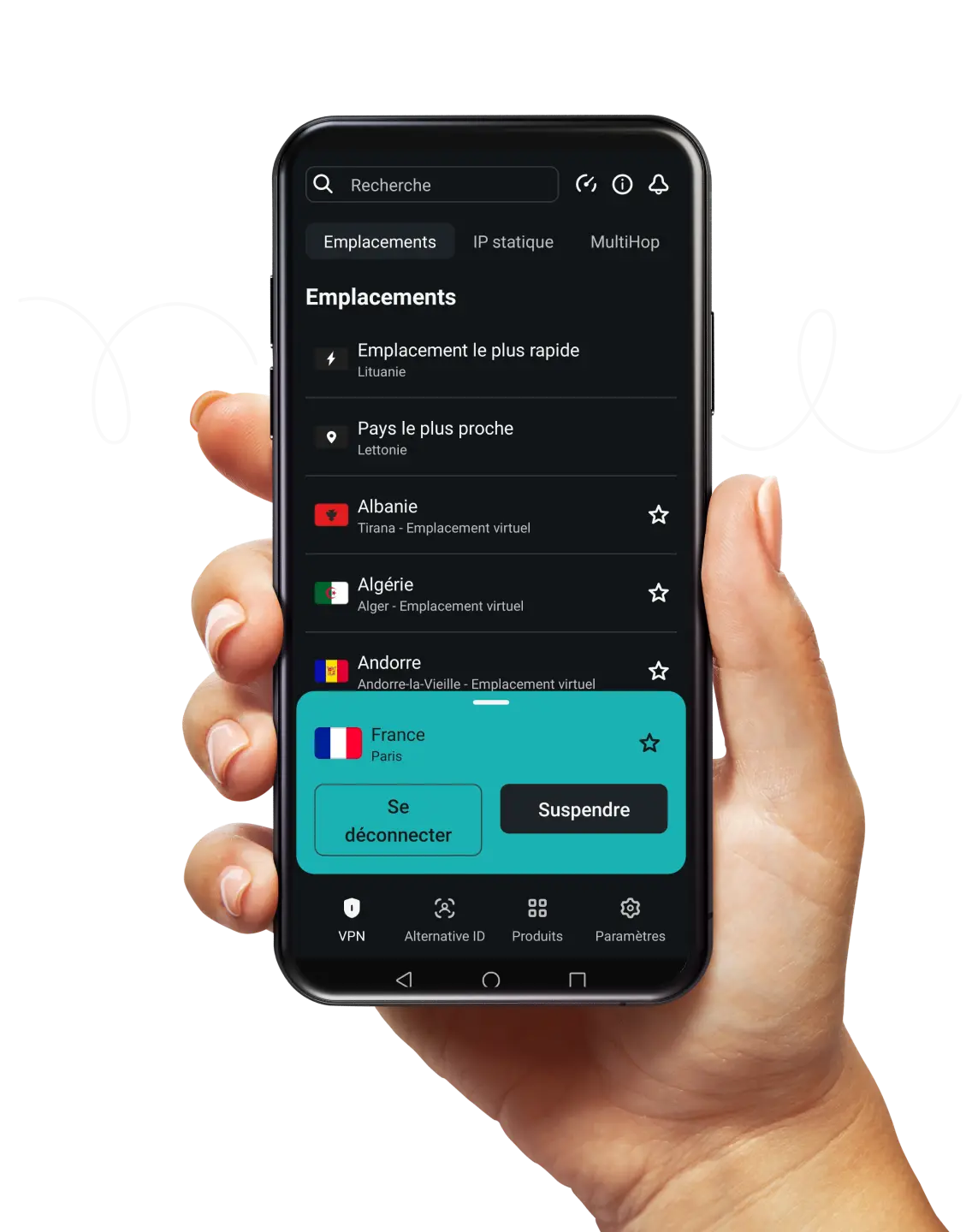 Une main tenant un smartphone affichant une liste de localisations VPN, avec un gribouillis blanc en arrière-plan.