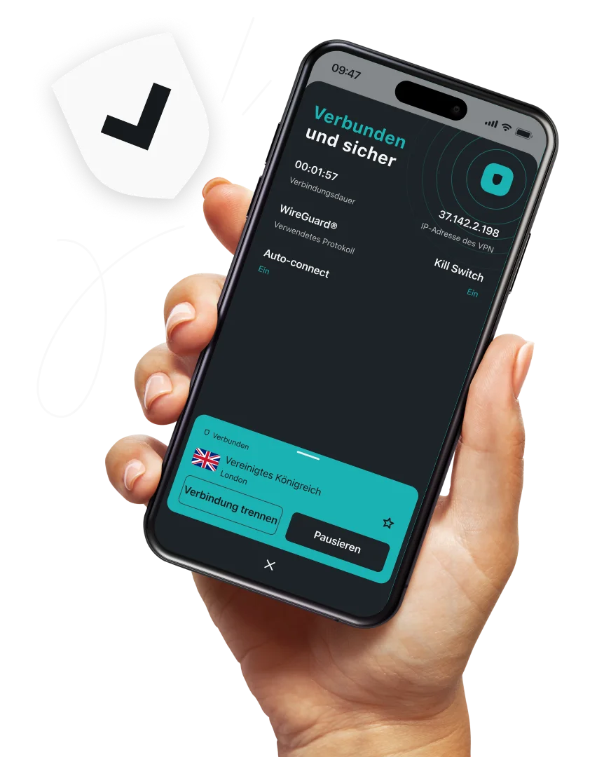Hand, die ein Telefon hält, das das VPN-Fenster "Verbunden und sicher" der Surfshark-App mit Optionen zum Trennen und Pausieren zeigt.
