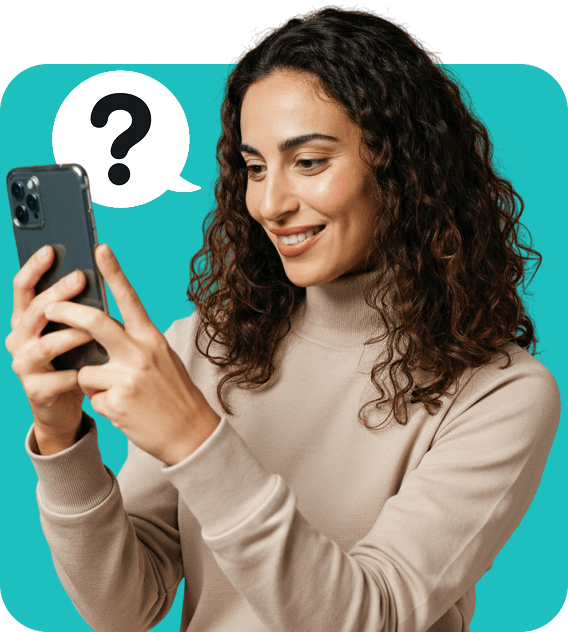Una mujer sonriente mira su teléfono; a su lado hay un signo de interrogación en un globo de diálogo.
