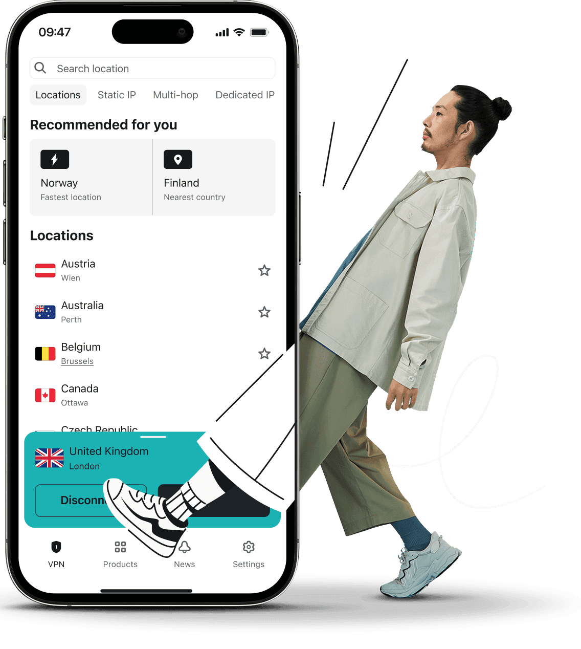 한 남성이 앞쪽으로 내딛고 있으며 만화처럼 그려진 다리 하나가 Surfshark VPN 앱 인터페이스를 표시하는 스마트폰 화면에 중첩되어 있습니다.