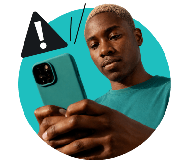 Person, die ein Smartphone hält, über dem sich ein Warnsymbol befindet